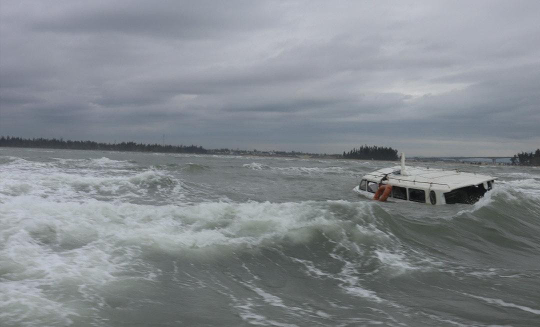 Cận cảnh chiếc cano trôi tự do trên biển. (Ảnh: Báo Quảng Nam)