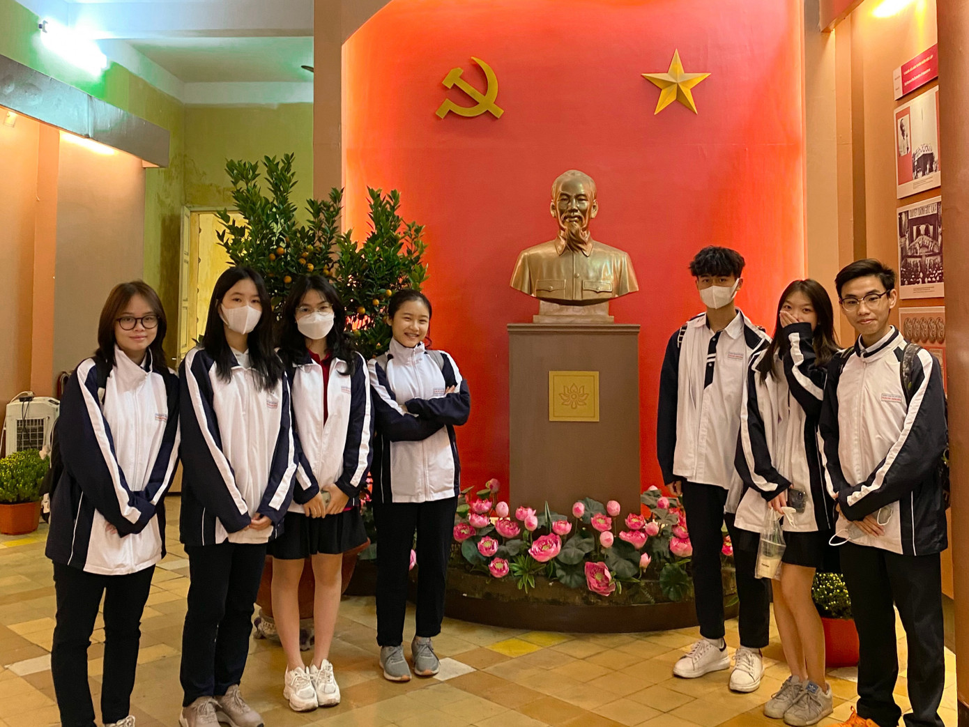 Các bạn học sinh chụp ảnh kỉ niệm tại ngôi nhà số 48 Hàng Ngang. Các bạn học sinh chụp ảnh kỉ niệm tại ngôi nhà số 48 Hàng Ngang.