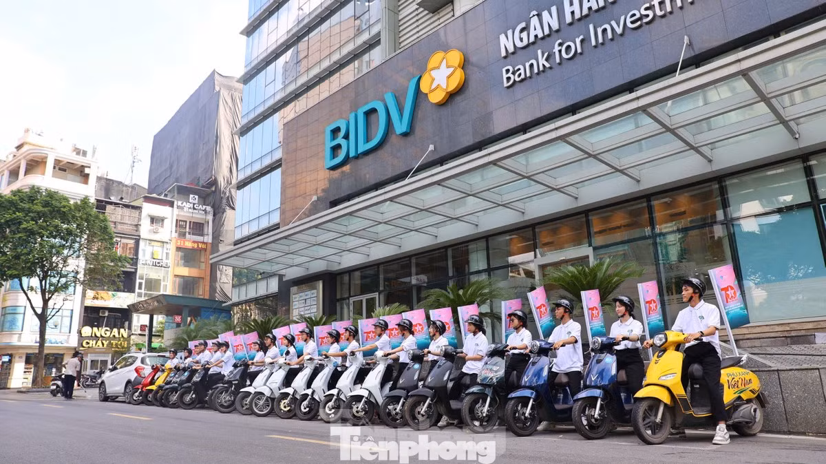 Đoàn xe check-in phía trước toà nhà ngân hàng BIDV, đơn vị tài trợ Bạc của Ngày thẻ Việt Nam 2024.