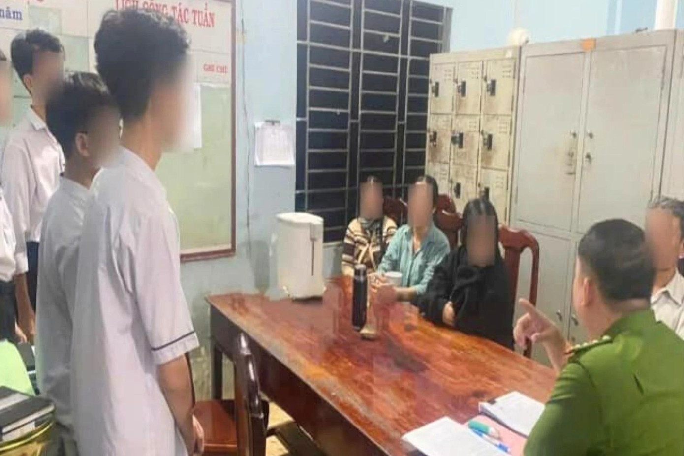 Công an làm việc với các học sinh và phụ huynh. (Ảnh: Công an cung cấp cho báo chí) Công an làm việc với các học sinh và phụ huynh. (Ảnh: Công an cung cấp cho báo chí)