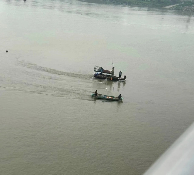 Thuyền cá được huy động để tìm kiếm 2 nạn nhân. Thuyền cá được huy động để tìm kiếm 2 nạn nhân.