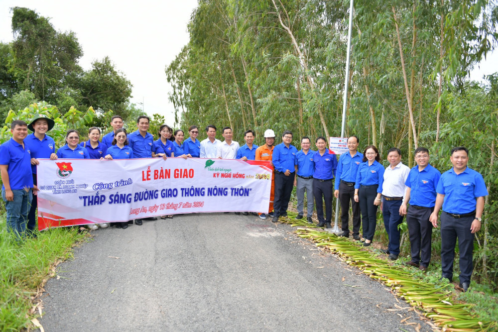 Bàn giao Công trình Thắp sáng đường giao thông nông thôn. Bàn giao Công trình Thắp sáng đường giao thông nông thôn.