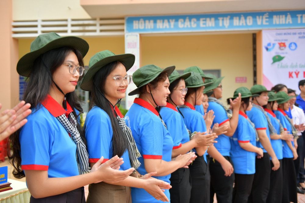 Các chiến sĩ Mùa Hè xanh sẽ tham gia, đóng góp ngày công vào các hoạt động tình nguyện vì cộng đồng được diễn ra tại địa bàn xã Tuyên Bình Tây, huyện Vĩnh Hưng từ ngày 13-19/7/2024. Các chiến sĩ Mùa Hè xanh sẽ tham gia, đóng góp ngày công vào các hoạt động tình nguyện vì cộng đồng được diễn ra tại địa bàn xã Tuyên Bình Tây, huyện Vĩnh Hưng từ ngày 13-19/7/2024.