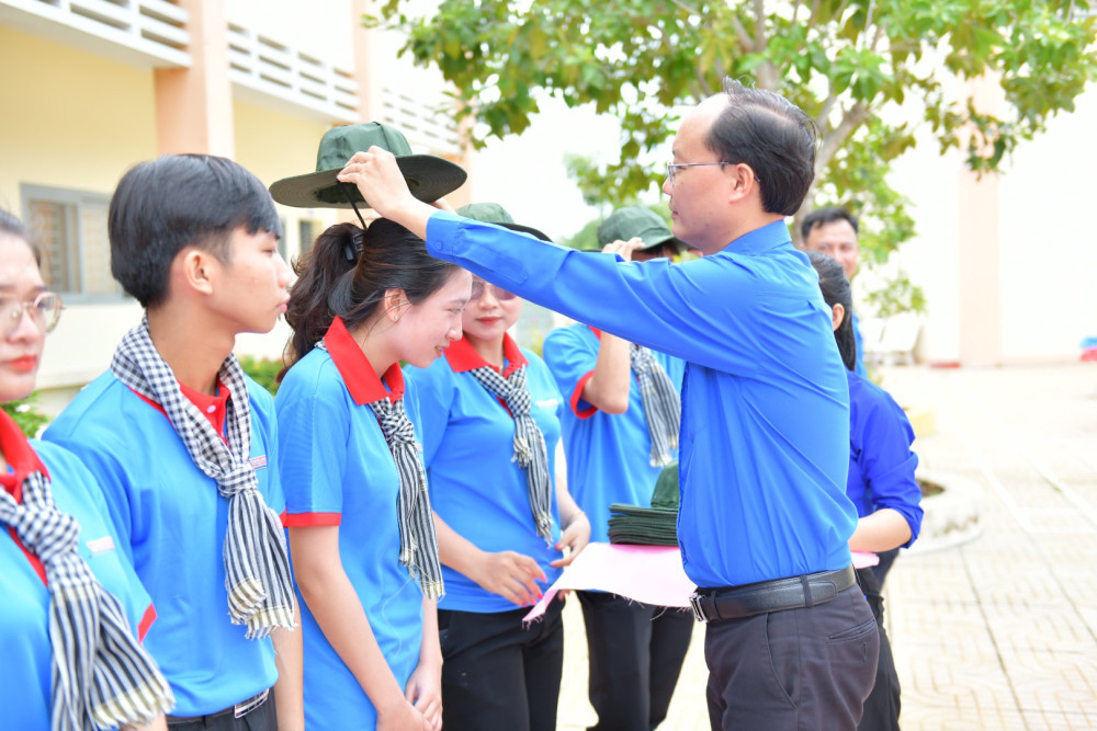 Đồng chí Võ Minh Quốc - Phó Bí thư Thường trực Tỉnh Đoàn trao tặng quà, động viên các chiến sĩ tình nguyện Mùa Hè xanh. Đồng chí Võ Minh Quốc - Phó Bí thư Thường trực Tỉnh Đoàn trao tặng quà, động viên các chiến sĩ tình nguyện Mùa Hè xanh.