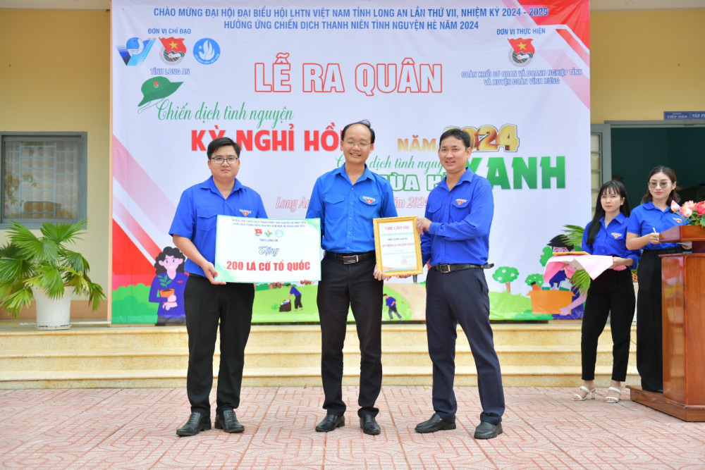 Đồng chí Võ Minh Quốc - Phó Bí thư Thường trực Tỉnh Đoàn trao nguồn lực cho địa phương. Đồng chí Võ Minh Quốc - Phó Bí thư Thường trực Tỉnh Đoàn trao nguồn lực cho địa phương.