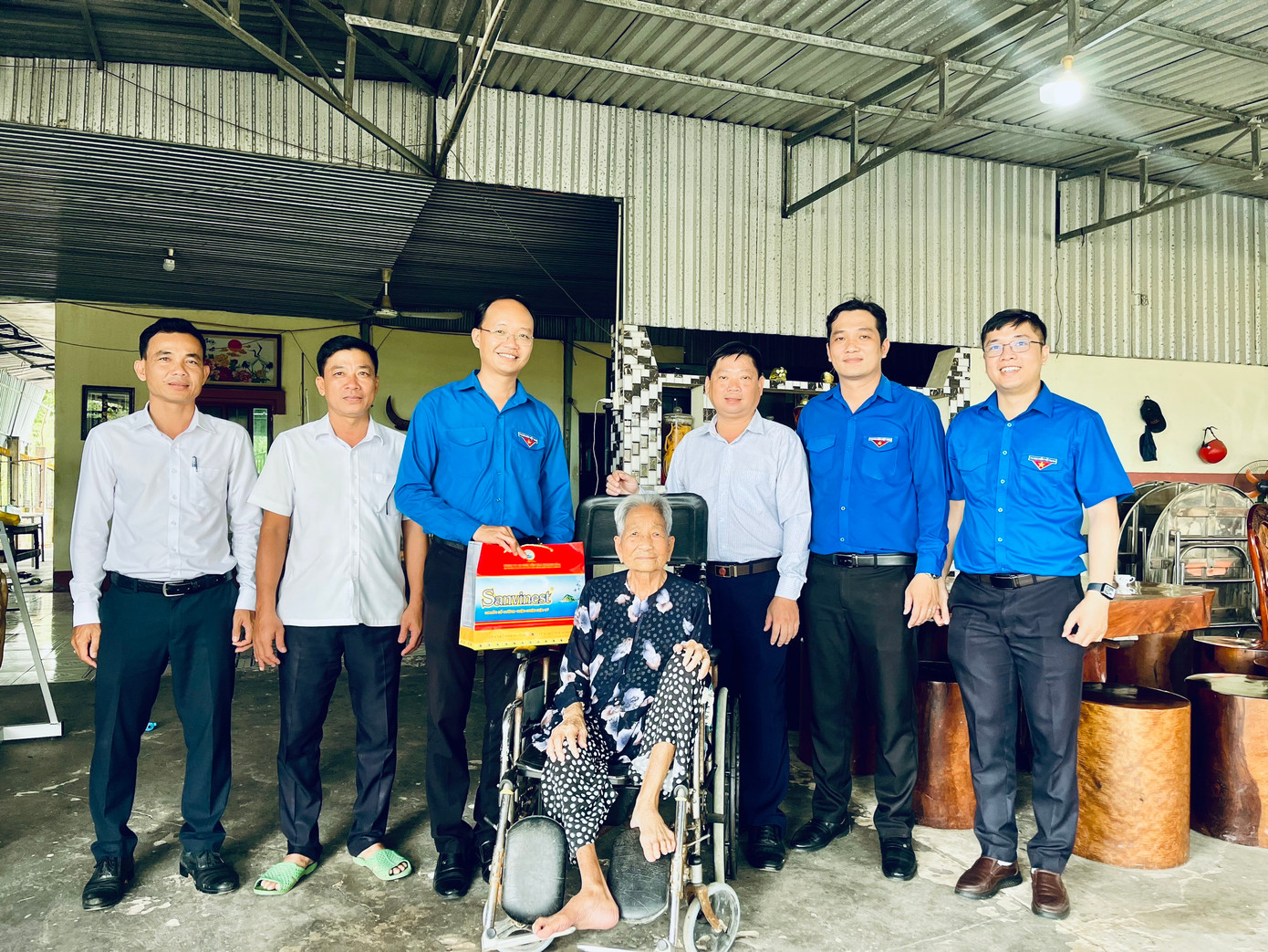 Đại biểu thăm tặng quà Mẹ Việt Nam Anh hùng Lê Thị Rành. Đại biểu thăm tặng quà Mẹ Việt Nam Anh hùng Lê Thị Rành.