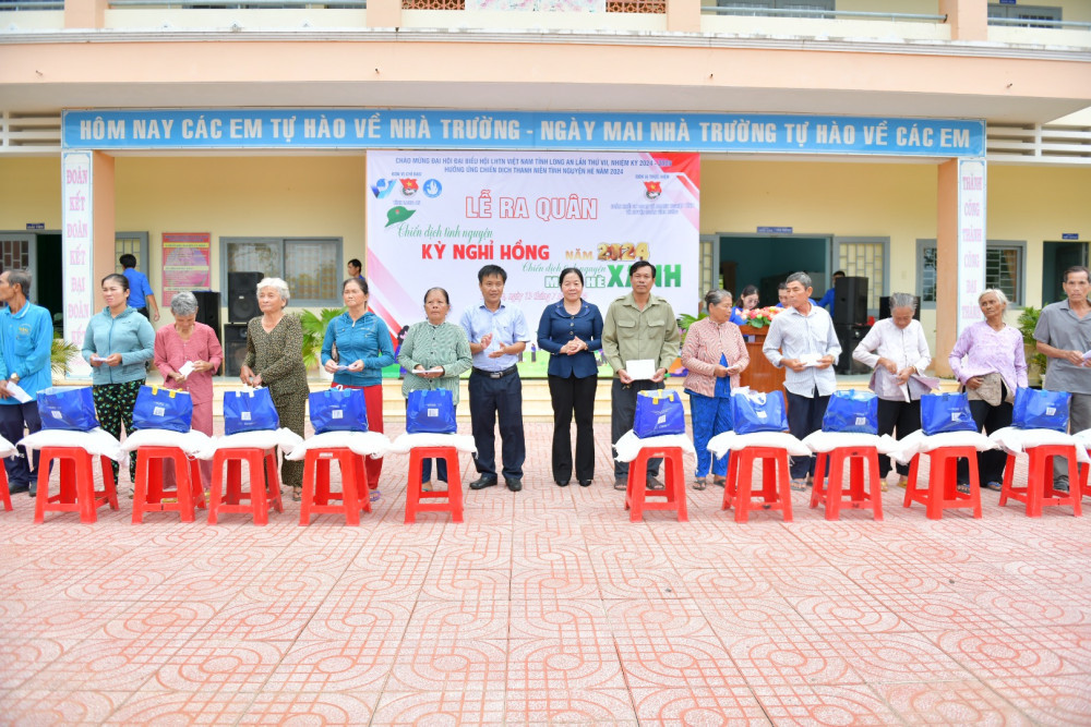 Tặng quà cho các gia đình chính sách. Tặng quà cho các gia đình chính sách.