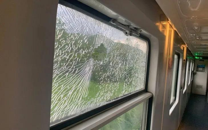 Kính chắn gió tàu hỏa bị vỡ. (Ảnh: Đường sắt Việt Nam) Kính chắn gió tàu hỏa bị vỡ. (Ảnh: Đường sắt Việt Nam)