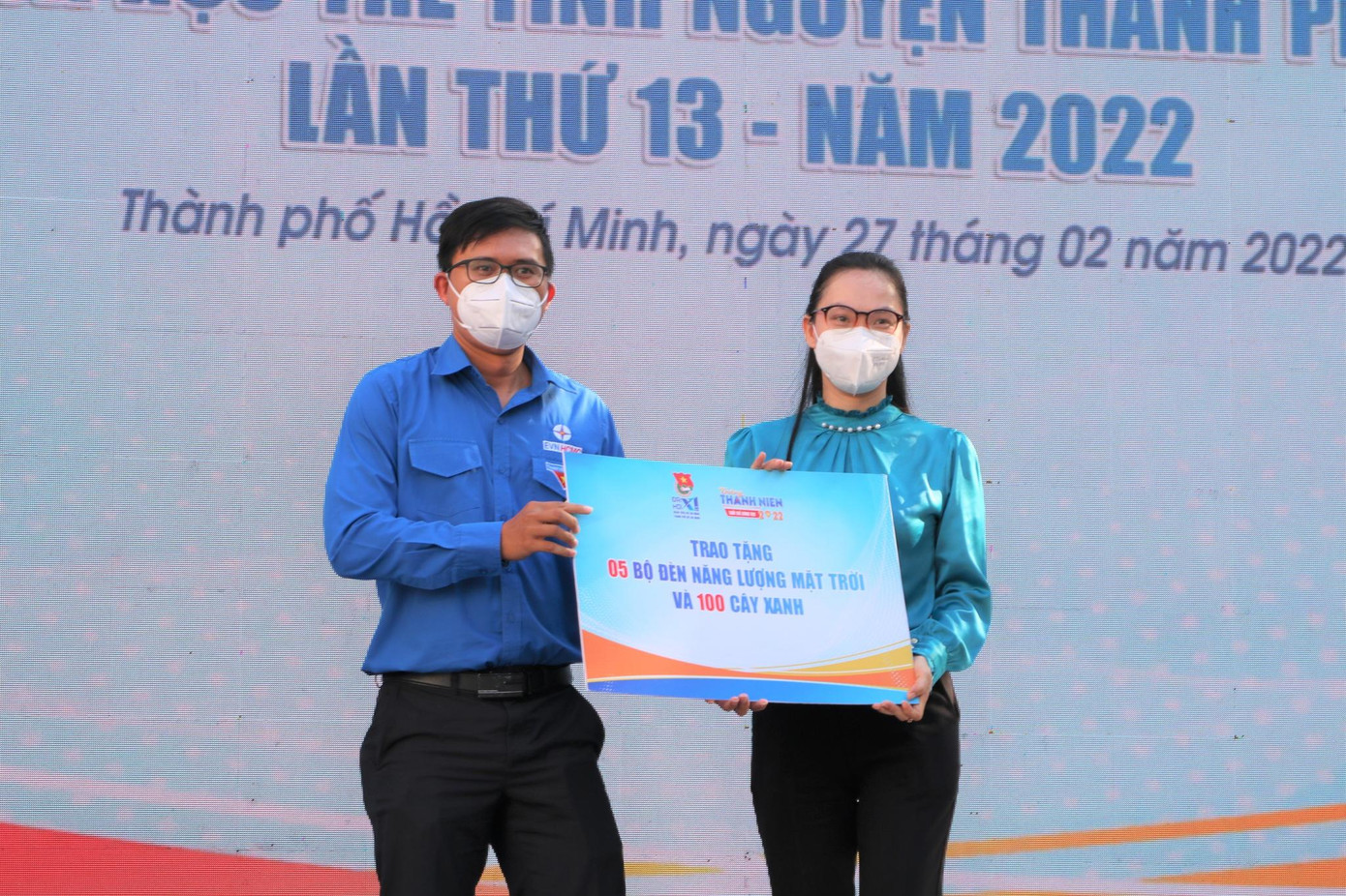 Anh Huỳnh Tấn Khương, Bí thư Đoàn Tổng Công ty điện lực TP.HCM trao bảng tượng trưng quà tặng cho đại diện Quận đoàn Tân Bình. (Ảnh: Thanh Vương) Anh Huỳnh Tấn Khương, Bí thư Đoàn Tổng Công ty điện lực TP.HCM trao bảng tượng trưng quà tặng cho đại diện Quận đoàn Tân Bình. (Ảnh: Thanh Vương)