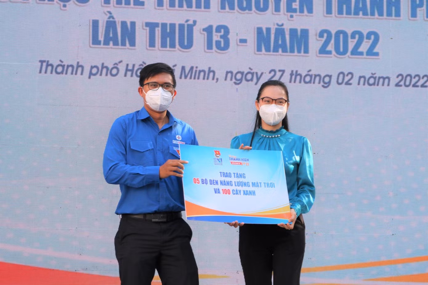 Anh Huỳnh Tấn Khương, Bí thư Đoàn Tổng Công ty điện lực TP.HCM trao bảng tượng trưng quà tặng cho đại diện Quận đoàn Tân Bình. (Ảnh: Thanh Vương) Anh Huỳnh Tấn Khương, Bí thư Đoàn Tổng Công ty điện lực TP.HCM trao bảng tượng trưng quà tặng cho đại diện Quận đoàn Tân Bình. (Ảnh: Thanh Vương)