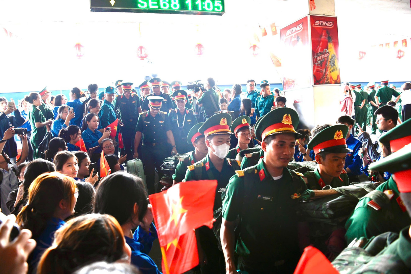 Trong ngày 6/6, hơn 1.600 quân nhân tới ga Hà Nội trên ba chuyến tàu xuất phát từ ga Tam Kỳ và ga Sài Gòn. (Ảnh: TPO)