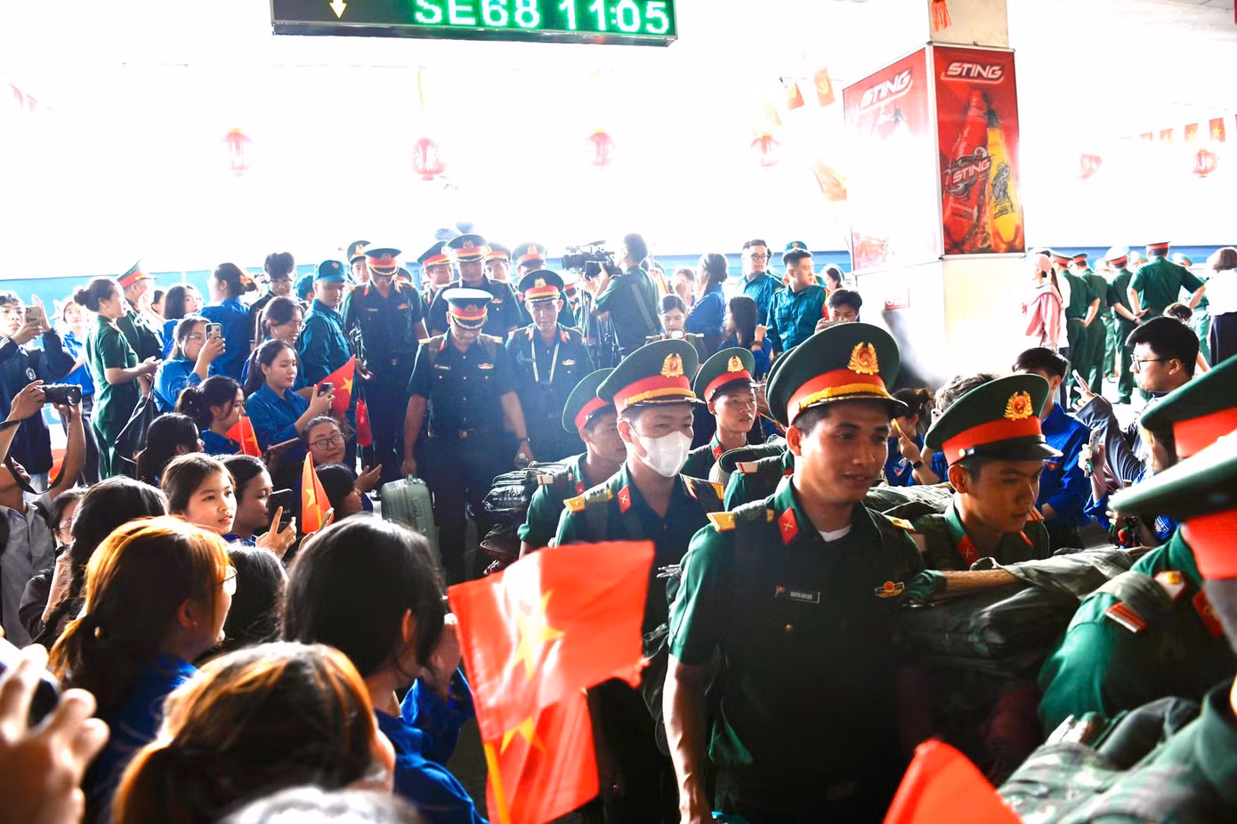 Trong ngày 6/6, hơn 1.600 quân nhân tới ga Hà Nội trên ba chuyến tàu xuất phát từ ga Tam Kỳ và ga Sài Gòn. (Ảnh: TPO)