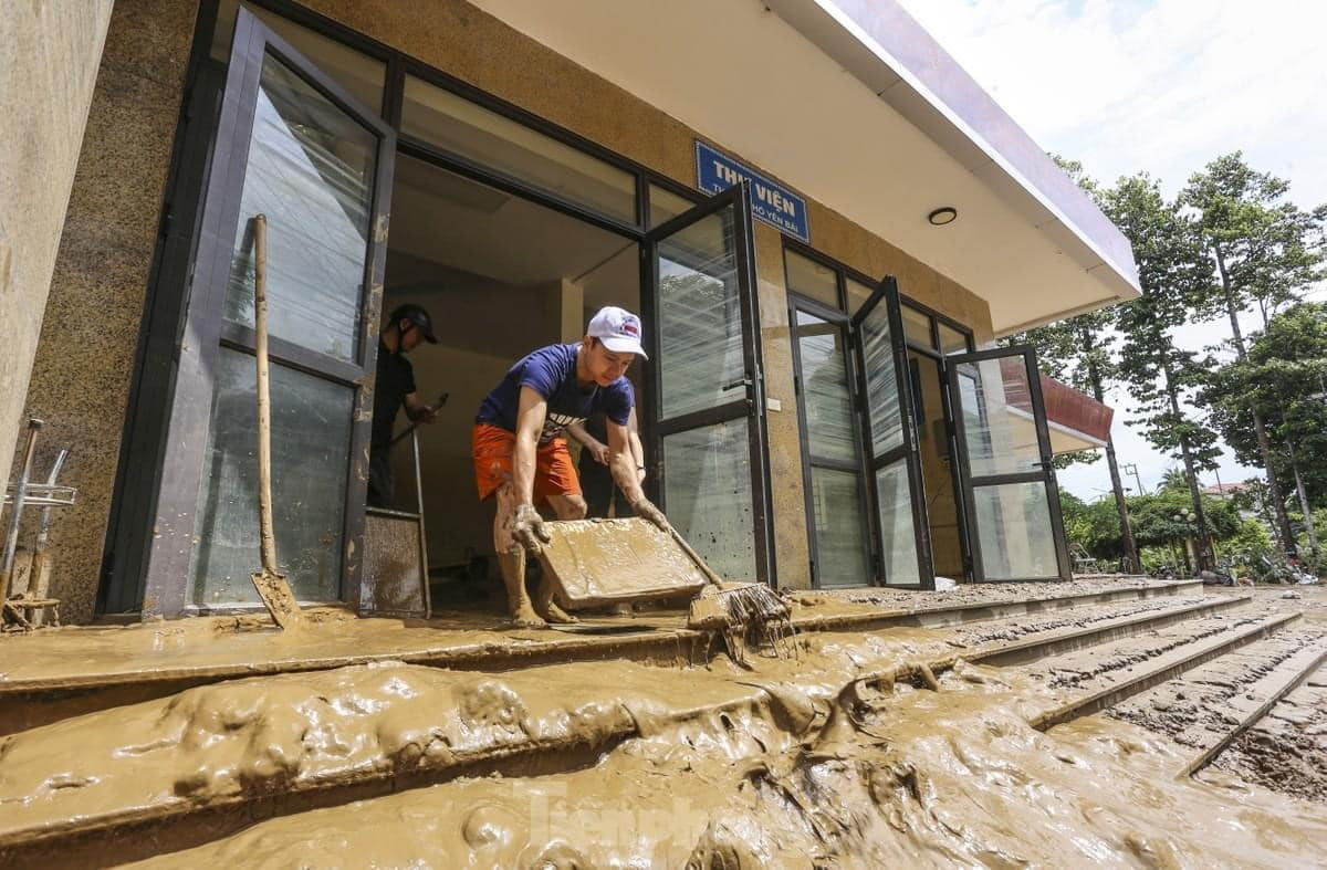 Huy động lực lượng dọn dẹp hỗ trợ người dân sau lũ ở Yên Bái. (Ảnh: TPO)