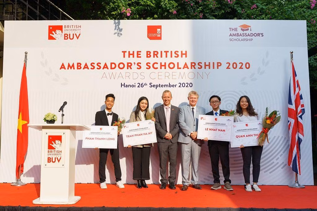 Lễ trao học bổng Đại sứ Vương quốc Anh năm 2020 được tổ chức tại Dinh thự Đại sứ.
