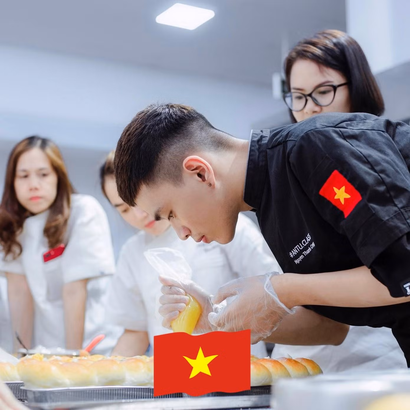 An Tú - chàng trai dạy làm bánh cực hot trên mạng xã hội thời gian qua.