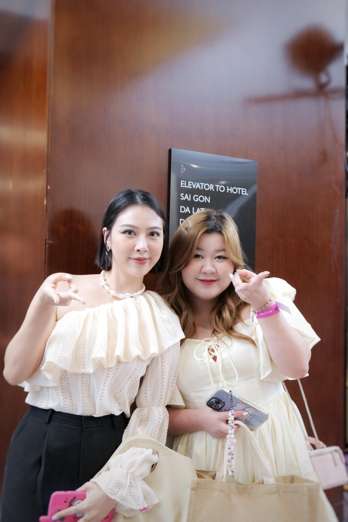 Hot blogger Kiều Chinh và chuyên gia trang điểm Mai Hương.