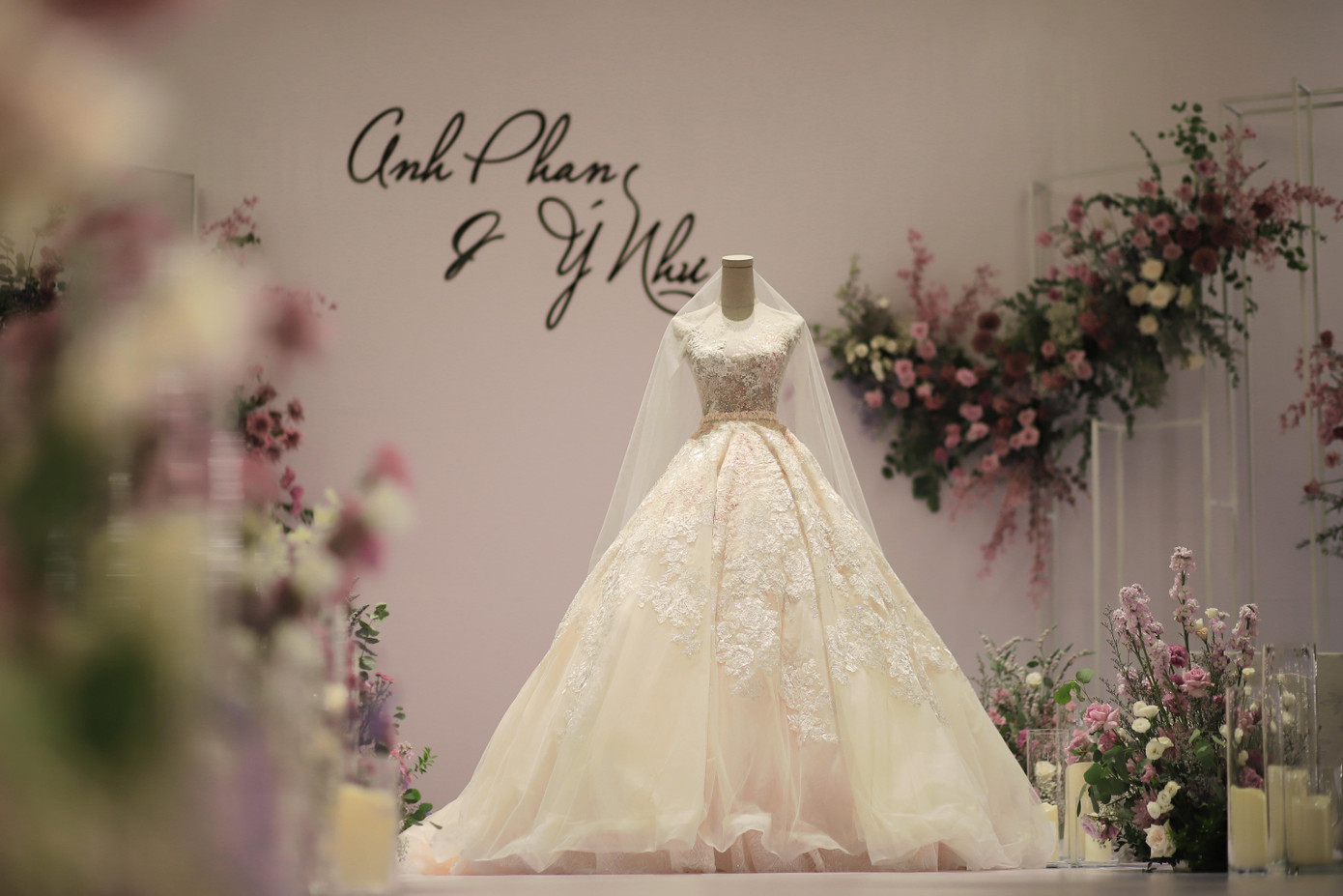 Váy cưới tiền tỷ của cô dâu Lương Ý Như đến từ thương hiệu váy cưới Lek Chi Bridal.