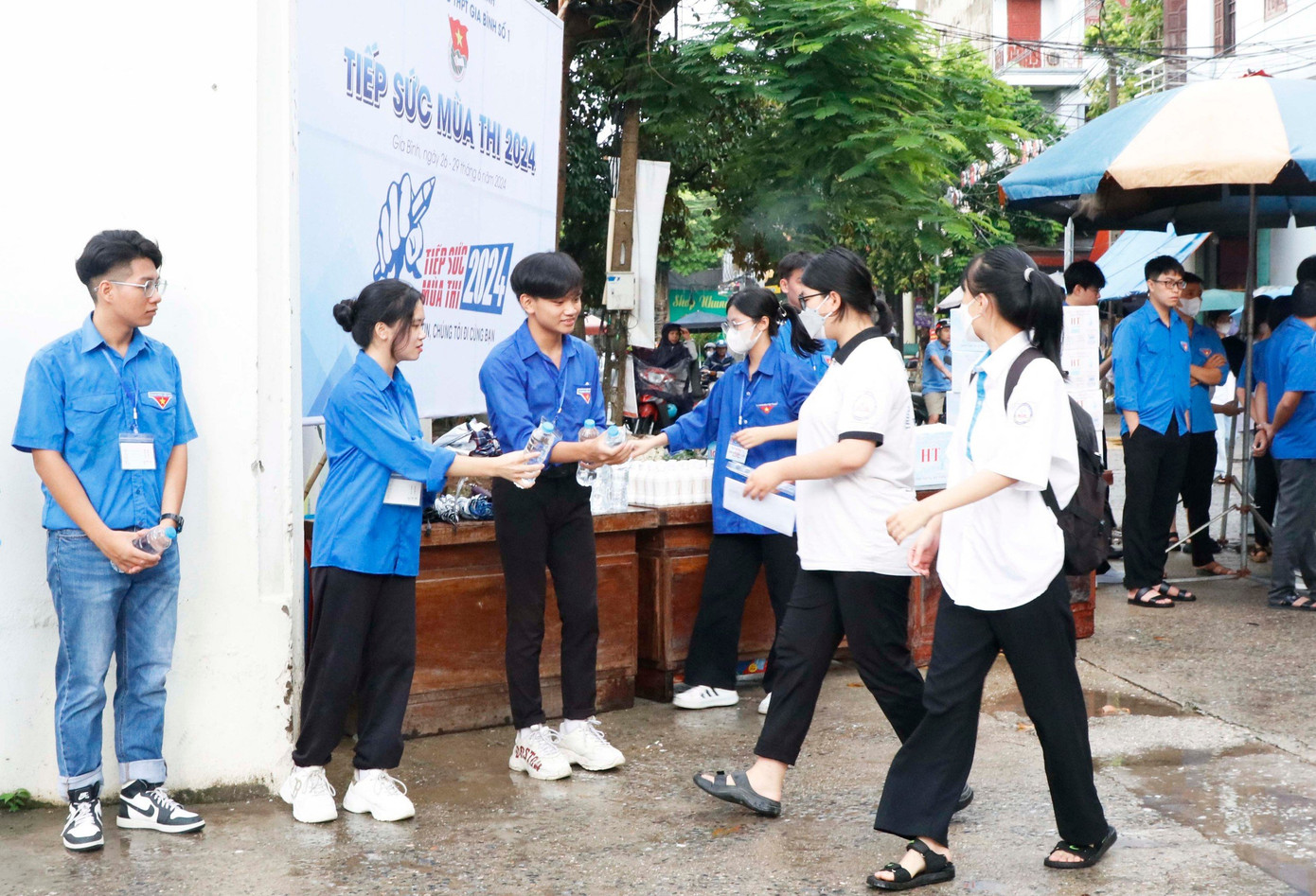 Tuổi trẻ cả nước ra quân "Tiếp sức mùa thi" tốt nghiệp THPT năm 2024 ảnh 10 Tuổi trẻ cả nước ra quân "Tiếp sức mùa thi" tốt nghiệp THPT năm 2024 ảnh 10