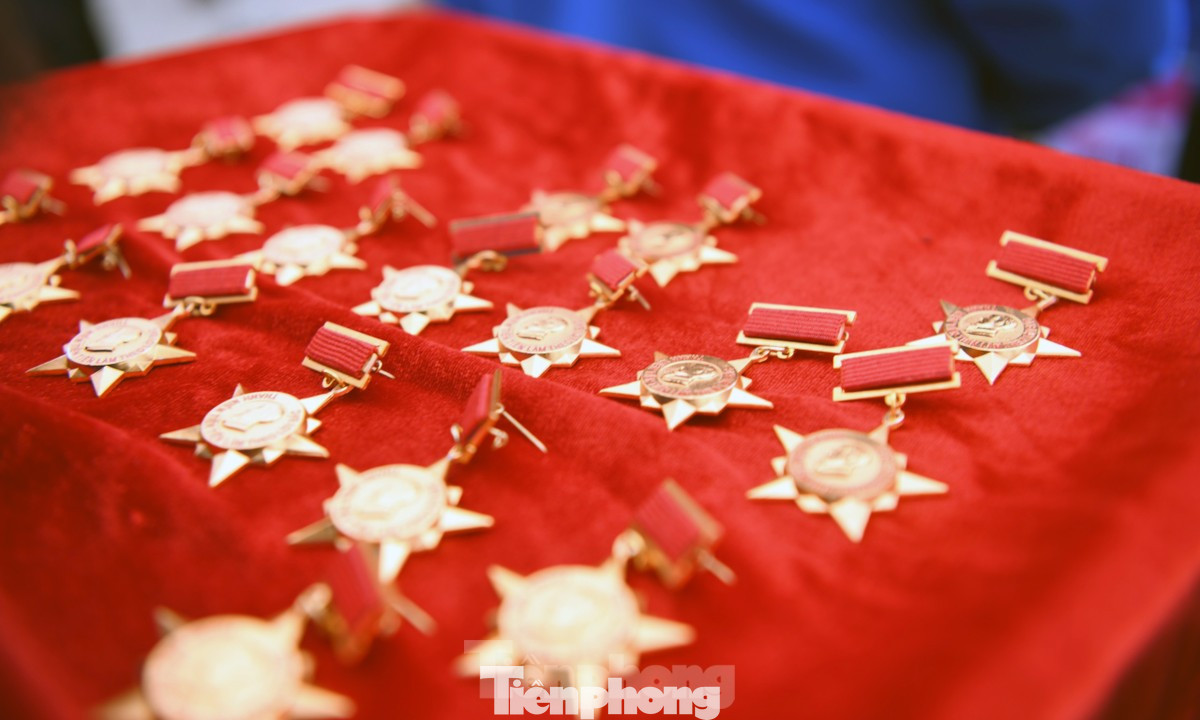 Huy hiệu Thanh niên tiên tiến làm theo lời Bác.