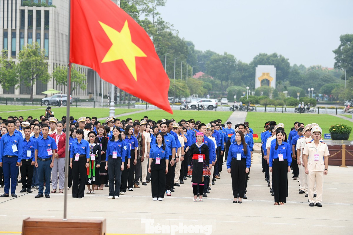 Các đại biểu tề tựu tại Quảng trường Ba Đình tham dự Lễ báo công dâng Bác.