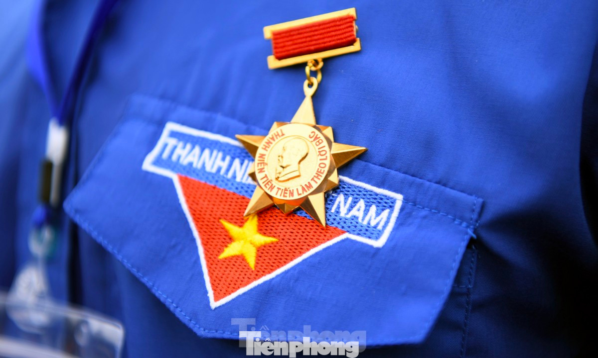 Huy hiệu Thanh niên tiên tiến làm theo lời Bác.
