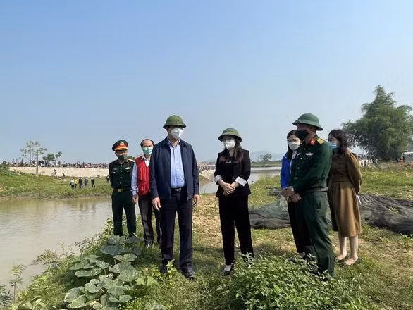 Ông Lê Đức Giang - phó chủ tịch UBND tỉnh Thanh Hóa (thứ 3 từ trái sang) - có mặt tại hiện trường chỉ đạo công tác tìm kiếm nạn nhân bị đuối nước trên sông Mậu Khê sáng 5/4. (Ảnh: Hà Đồng)