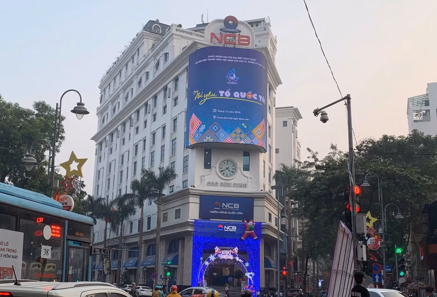 Thông điệp về Đại hội xuất hiện trên các bảng LED ở đường phố Hà Nội.