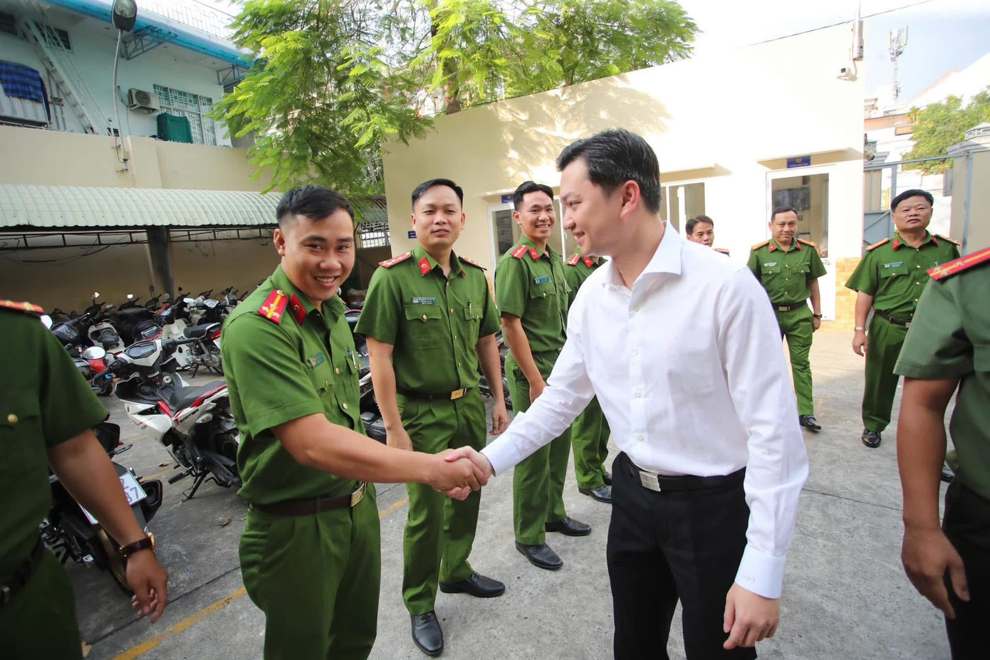 Đồng chí Nguyễn Minh Triết, Bí thư T.Ư Đoàn, Chủ tịch Hội Sinh viên Việt Nam thăm, chúc Tết cán bộ, chiến sĩ Phòng Cảnh sát điều tra Tội phạm về Ma túy, Công an TP.HCM.