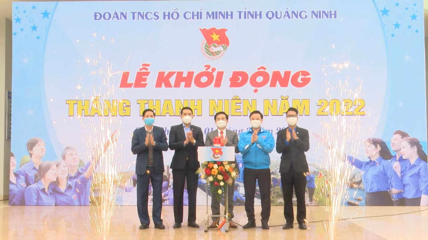 Các đại biểu ấn nút khởi động Tháng Thanh niên.