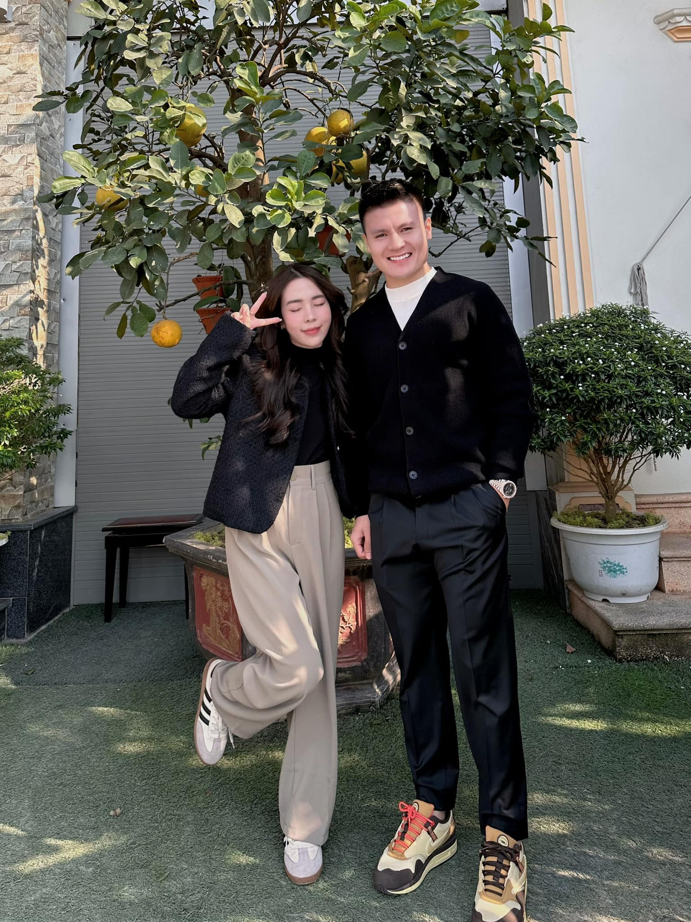 Quang Hải và chị dâu. Quang Hải và chị dâu.