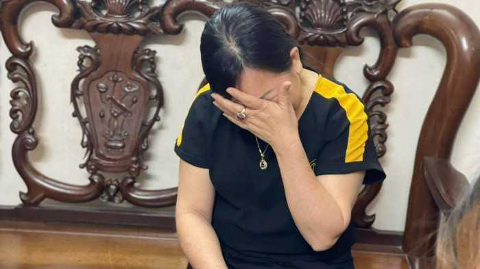 Vợ Đại tá Chu Quang Minh liên tục khóc từ khi nghe tin máy bay trực thăng rơi ở Quảng Ninh. (Ảnh: Báo Giao Thông)