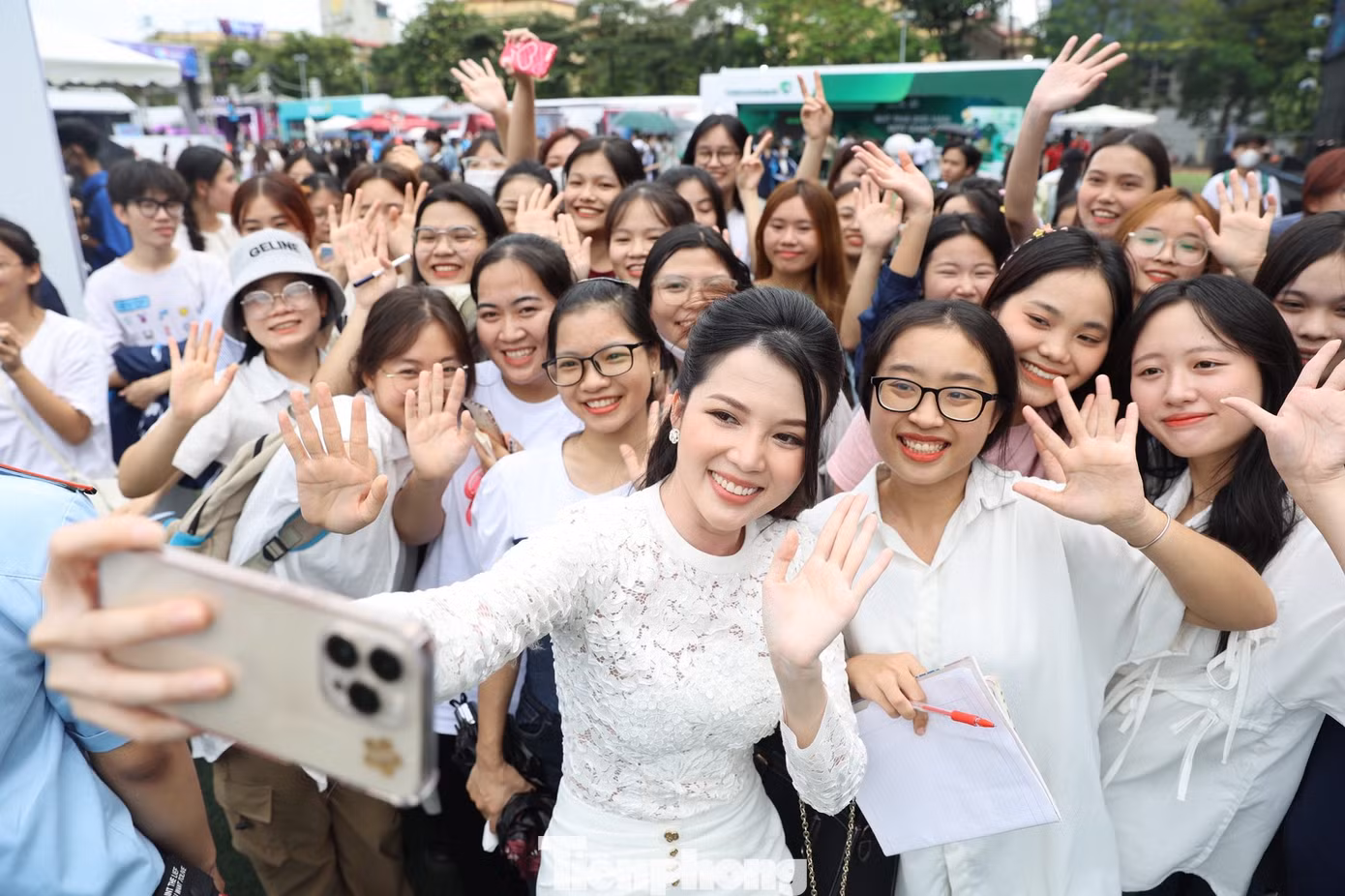 Huỳnh Thúy Vi thân thiện giao lưu với sinh viên tại Ngày thẻ Việt Nam 2023 - Sóng Festival.