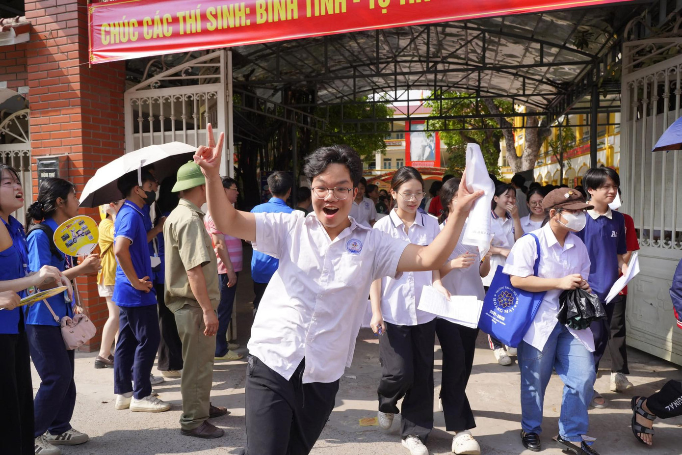 Thí sinh vui mừng khi hoàn thành môn thi cuối cùng trong kỳ thi vào lớp 10 THPT không chuyên tại Hà Nội.