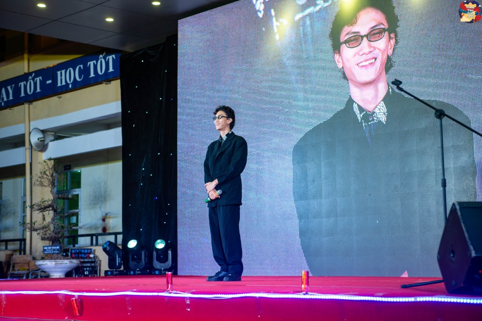 Tiếp đến là màn “nhá hàng” sản phẩm mới “Trang cuối” của Rapper RPT Gonzo - cựu học sinh trường THPT Yên Hòa trong đêm Gala. Tiếp đến là màn “nhá hàng” sản phẩm mới “Trang cuối” của Rapper RPT Gonzo - cựu học sinh trường THPT Yên Hòa trong đêm Gala.