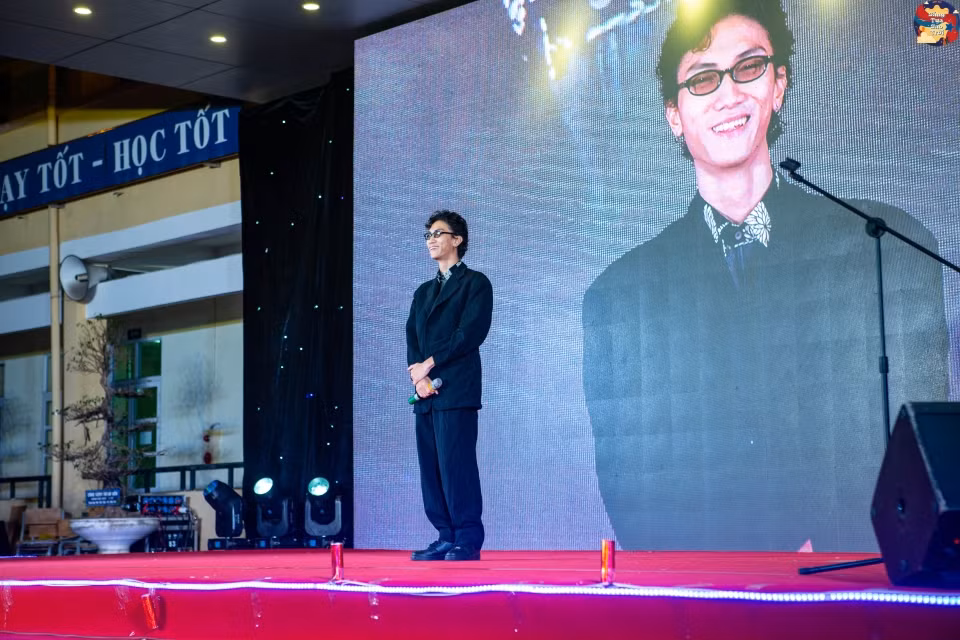 Tiếp đến là màn “nhá hàng” sản phẩm mới “Trang cuối” của Rapper RPT Gonzo - cựu học sinh trường THPT Yên Hòa trong đêm Gala.