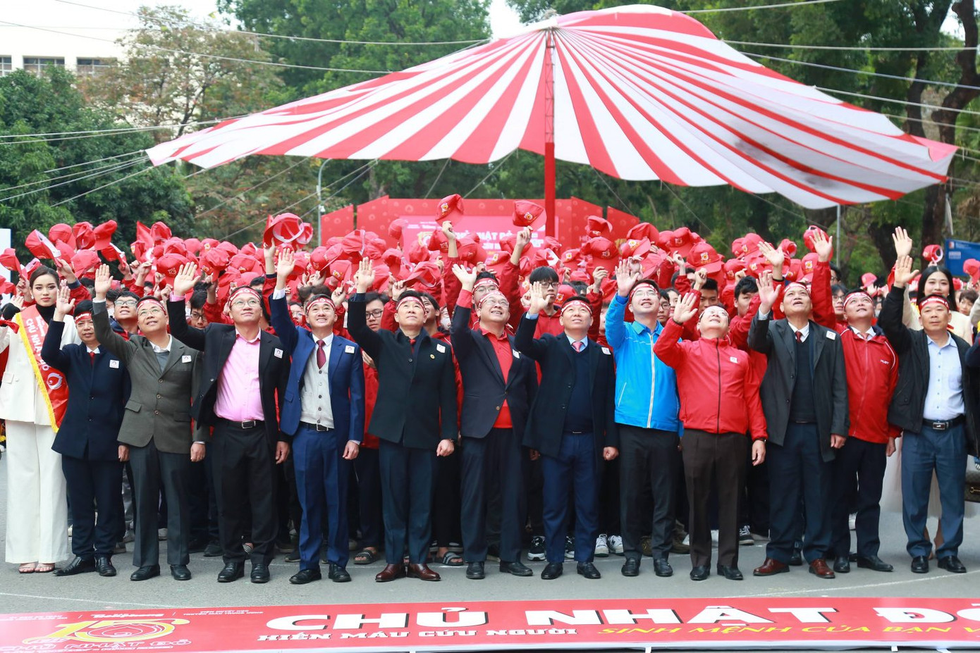 Các đồng chí lãnh đạo và các cơ quan, đơn vị, sinh viên Thủ đô tham dự ngày hội Chủ nhật Đỏ lần thứ XV. Các đồng chí lãnh đạo và các cơ quan, đơn vị, sinh viên Thủ đô tham dự ngày hội Chủ nhật Đỏ lần thứ XV.