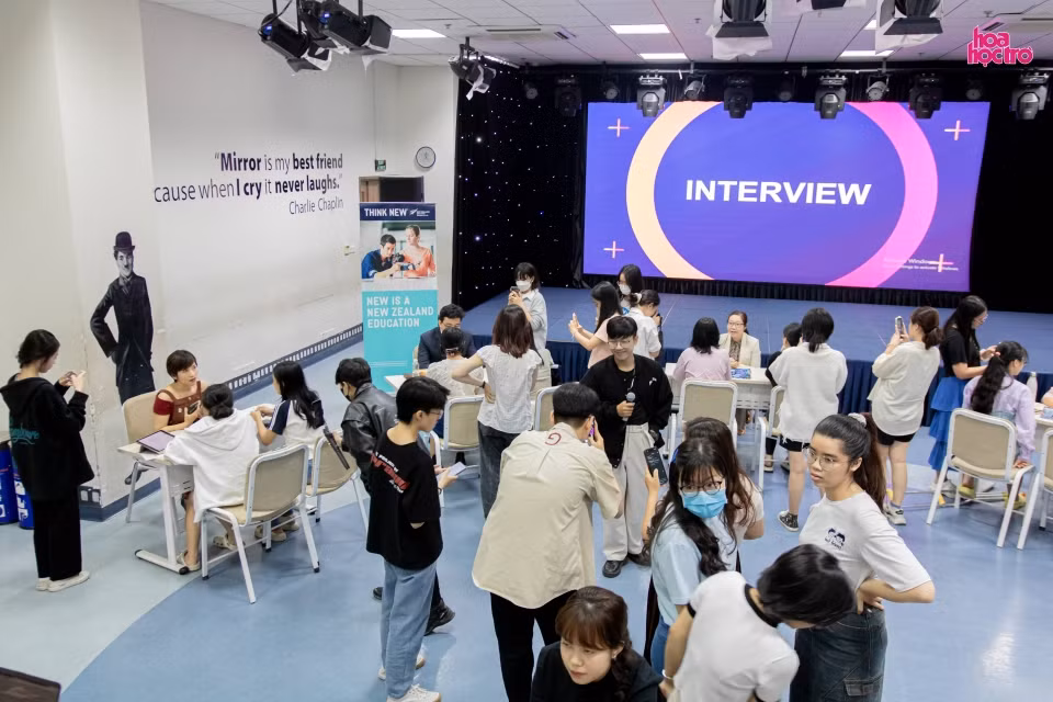 Thí sinh tham gia Speed Interview cùng các diễn giả.