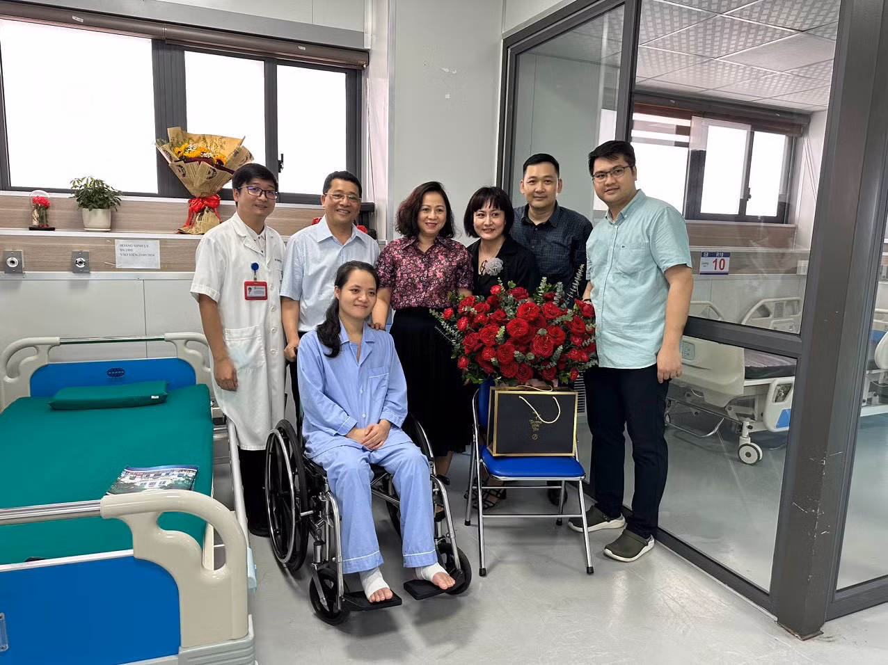 Lãnh đạo và các đồng nghiệp tại Bệnh viện K chúc mừng bác sĩ Hoàng Minh Lý. (Ảnh: Bệnh viện K cung cấp cho báo chí) Lãnh đạo và các đồng nghiệp tại Bệnh viện K chúc mừng bác sĩ Hoàng Minh Lý. (Ảnh: Bệnh viện K cung cấp cho báo chí)