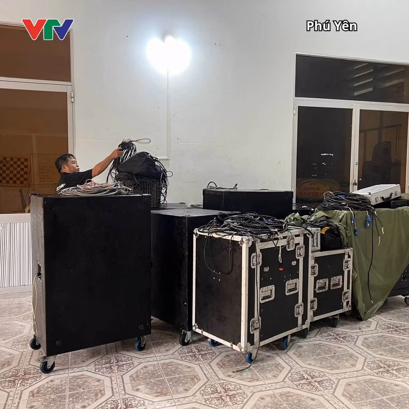 Ban sản xuất chương trình nhanh chóng di chuyển địa điểm để kịp phục vụ khán giả vào ngày mai 13/10. (Ảnh: VTV) Ban sản xuất chương trình nhanh chóng di chuyển địa điểm để kịp phục vụ khán giả vào ngày mai 13/10. (Ảnh: VTV)