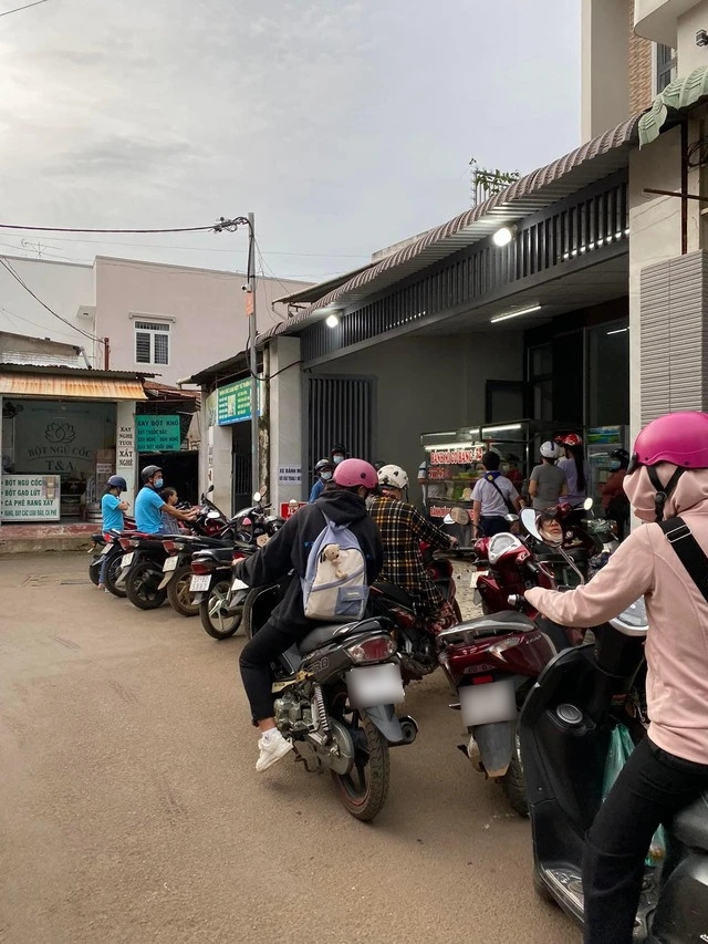 Lãnh đạo TP Long Khánh giao ngành y tế phối hợp với các cơ quan, đơn vị liên quan điều tra nguyên nhân và xử lý nghiêm chủ tiệm bánh mì Băng theo quy định của pháp luật. Lãnh đạo TP Long Khánh giao ngành y tế phối hợp với các cơ quan, đơn vị liên quan điều tra nguyên nhân và xử lý nghiêm chủ tiệm bánh mì Băng theo quy định của pháp luật.