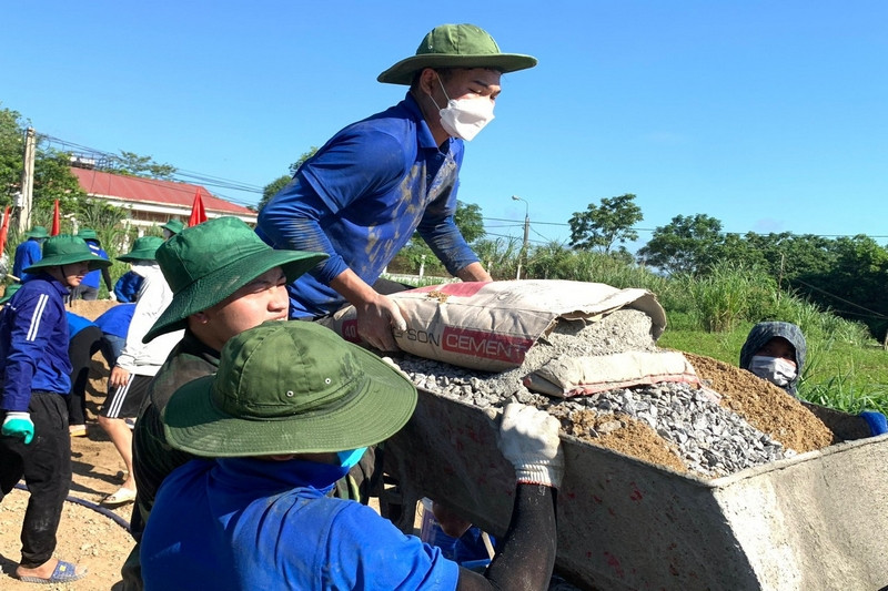 Các chiến sĩ tình nguyện Mùa hè xanh tham gia xây dựng đường giao thông nông thôn. Các chiến sĩ tình nguyện Mùa hè xanh tham gia xây dựng đường giao thông nông thôn.