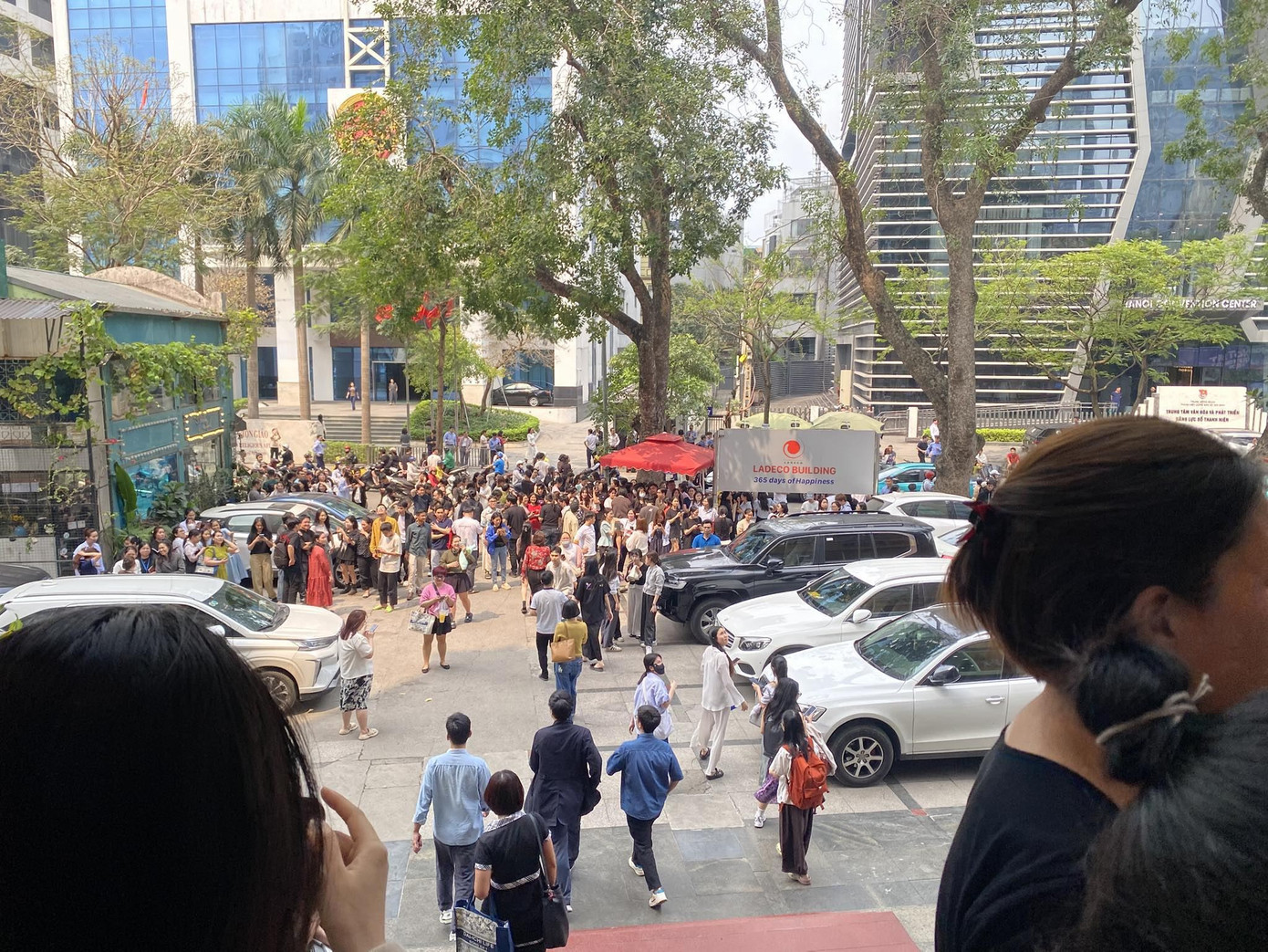 Tại tòa nhà ở phố Đội Cấn (Hà Nội), nhiều người dân chạy xuống sảnh sau khi cảm thấy rung lắc rõ rệt. (Ảnh: Phương Phạm)