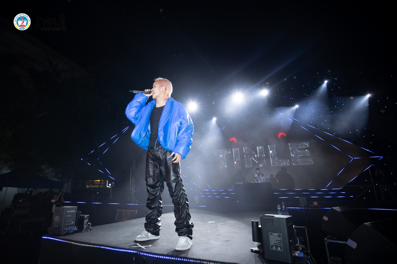 Bộ đôi mở màn Produce Tinle và MC Minami đã khiến không khí trở nên nóng hơn bao giờ hết. Bộ đôi mở màn Produce Tinle và MC Minami đã khiến không khí trở nên nóng hơn bao giờ hết.