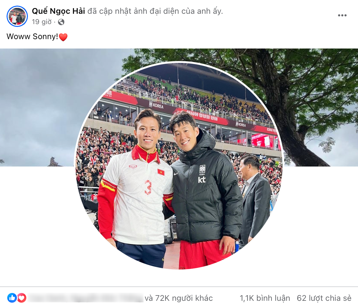 Dù không thi đấu, trung vệ Quế Ngọc Hải vẫn được Son Heung Min đồng ý chụp ảnh sau trận nhờ sự hỗ trợ của trợ lý đội tuyển Hàn Quốc. Quế Ngọc Hải còn khoe chiếc áo có chữ ký của Son Heung Min.