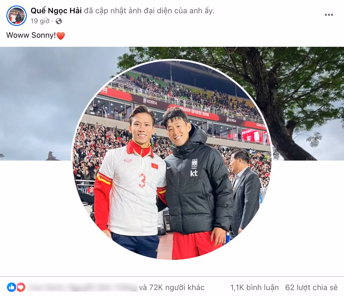 Dù không thi đấu, trung vệ Quế Ngọc Hải vẫn được Son Heung Min đồng ý chụp ảnh sau trận nhờ sự hỗ trợ của trợ lý đội tuyển Hàn Quốc. Quế Ngọc Hải còn khoe chiếc áo có chữ ký của Son Heung Min.