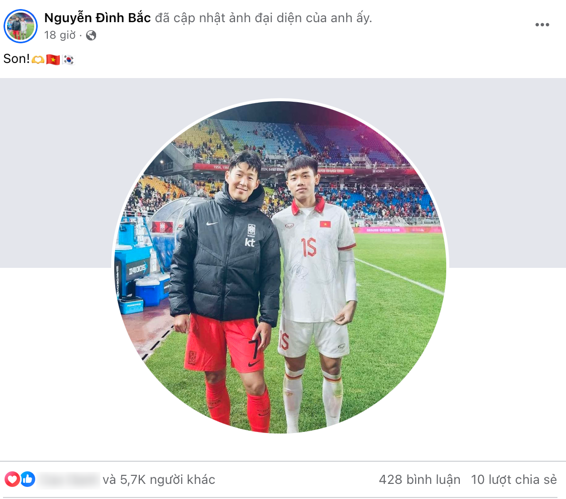 Tiền đạo Nguyễn Đình Bắc khoe ảnh chụp cùng thần tượng Son Heung Min.