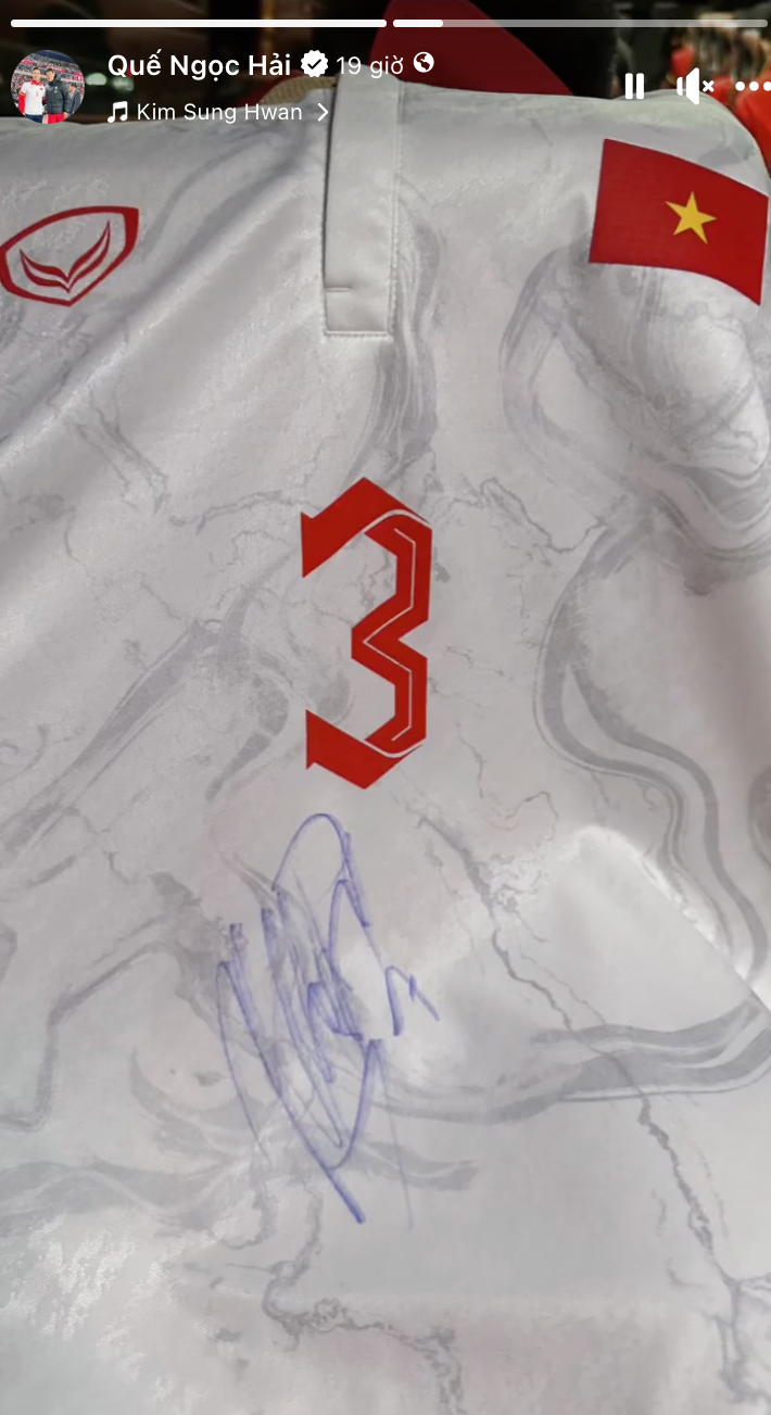 Dù không thi đấu, trung vệ Quế Ngọc Hải vẫn được Son Heung Min đồng ý chụp ảnh sau trận nhờ sự hỗ trợ của trợ lý đội tuyển Hàn Quốc. Quế Ngọc Hải còn khoe chiếc áo có chữ ký của Son Heung Min.