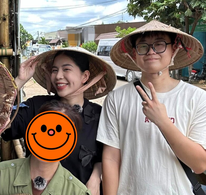 Hằng Du Mục và Nhất Dương trong chuyến về thăm Việt Nam.