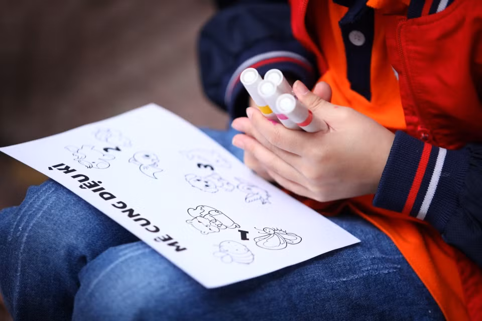 Thành viên BTC và các bạn nhỏ cùng nhau tham gia trải nghiệm.