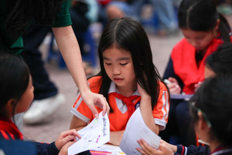 Thành viên BTC và các bạn nhỏ cùng nhau tham gia trải nghiệm. Thành viên BTC và các bạn nhỏ cùng nhau tham gia trải nghiệm.